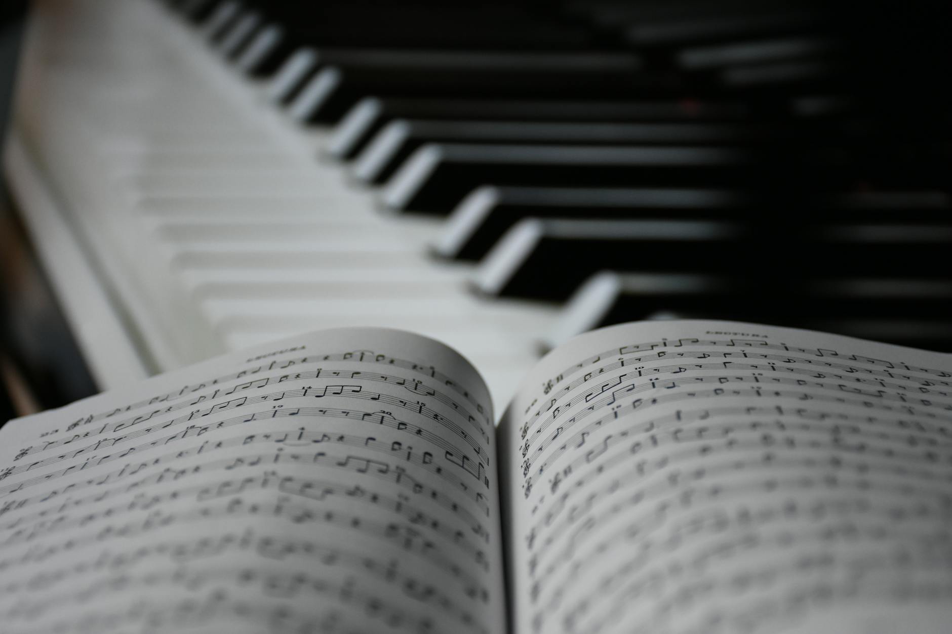 Note de musique au piano : construire des repères solides sur le clavier — clavier de piano avec partitions