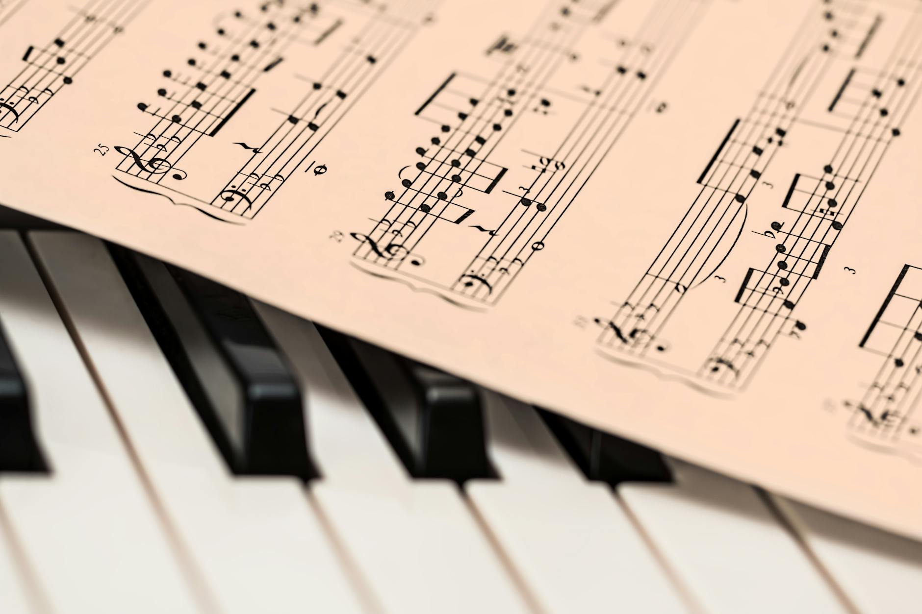 Note de musique au piano — clavier de piano avec partitions