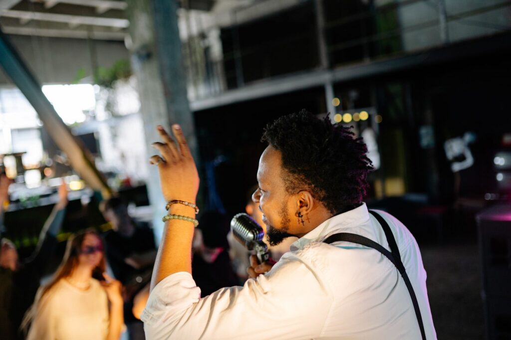 Juniva, le projet musical à — artiste de musique indépendante en concert