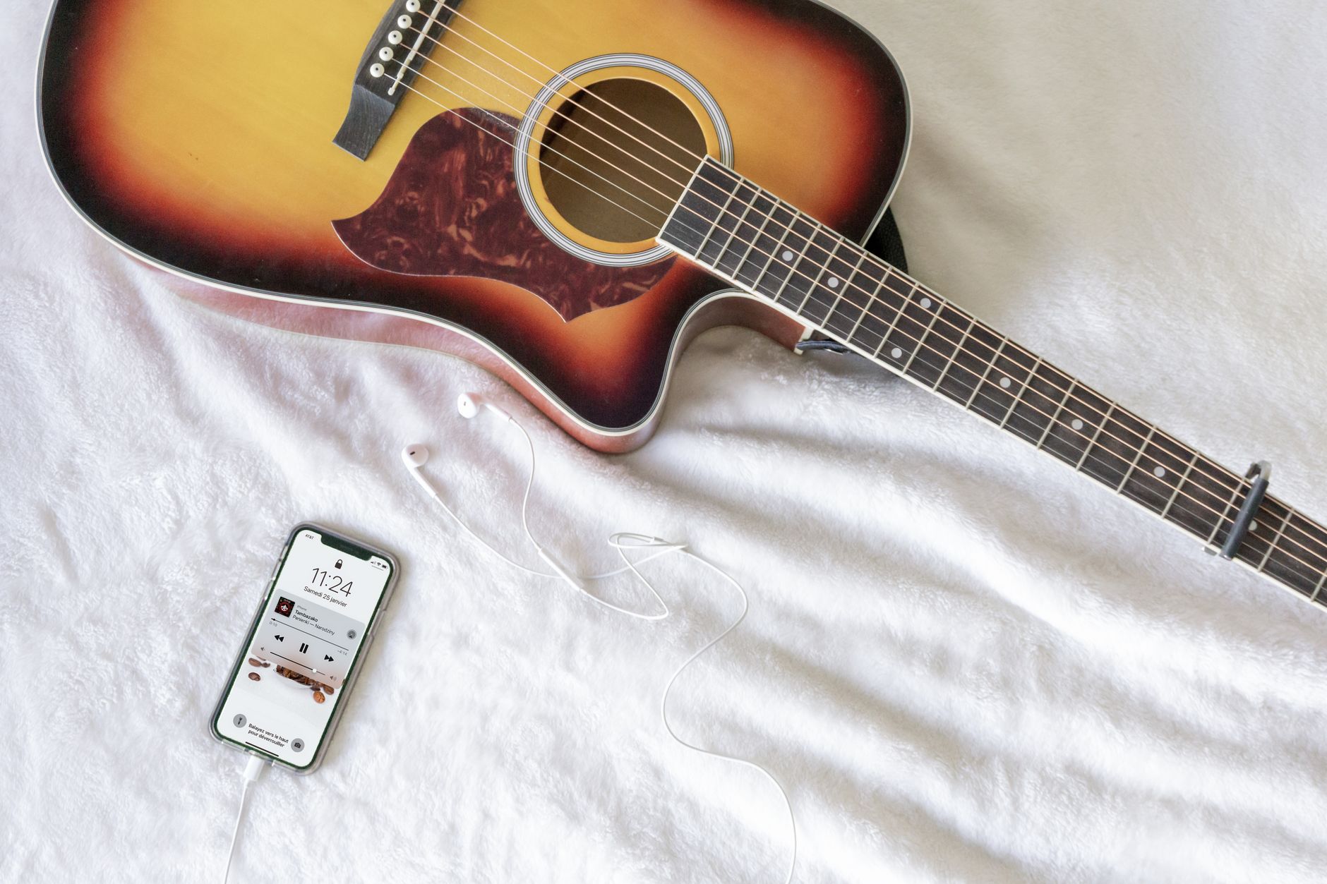 Applications d’accordage gratuites : faut-il vraiment investir dans un accordeur physique en 2026 ? — application d'accordage guitare sur smartphone