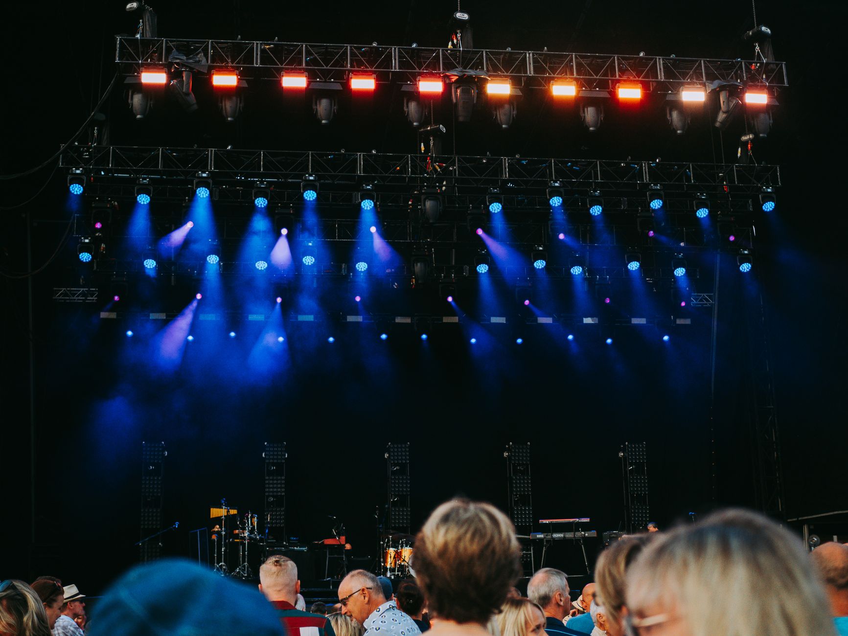 Programmation Vieilles Charrues 2025 : une affiche éclatée entre stars et découvertes — foule festival de musique scène éclairages