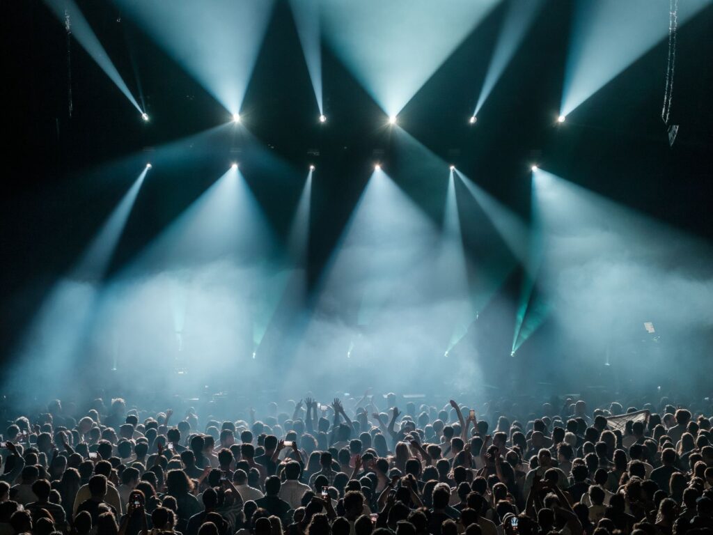 Vieilles Charrues 2025 programme, billetterie — foule festival de musique scène éclairages