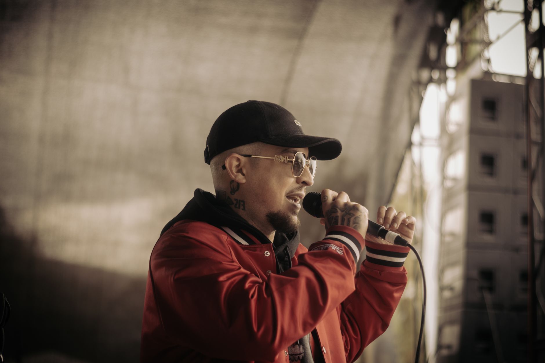 Décryptage : ce que l’on sait de la cause de mort de Werenoi — artiste rap en concert sur scène