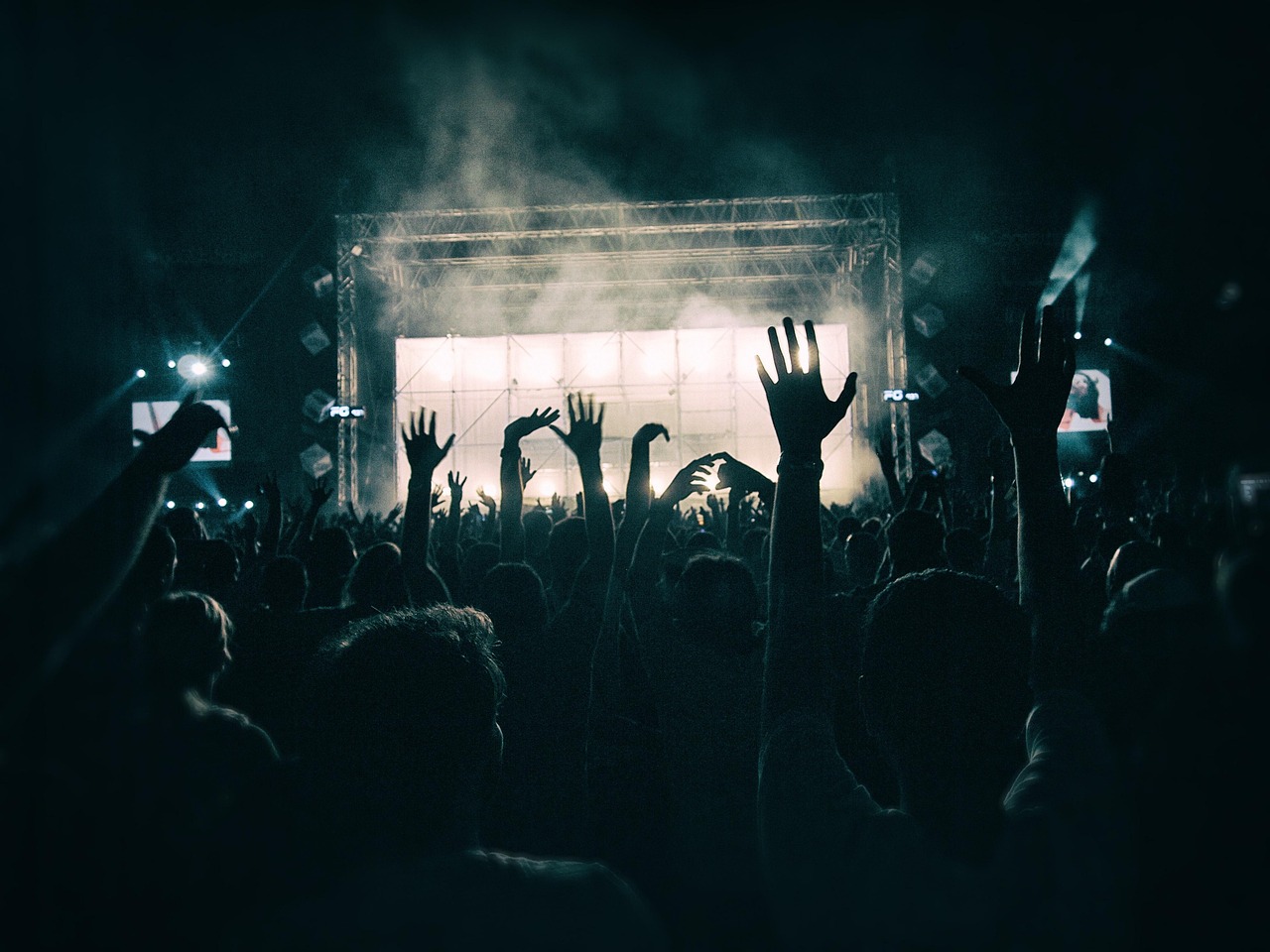 Vieilles Charrues 2026 : les dates et le site de Carhaix — foule festival musique scène lumières