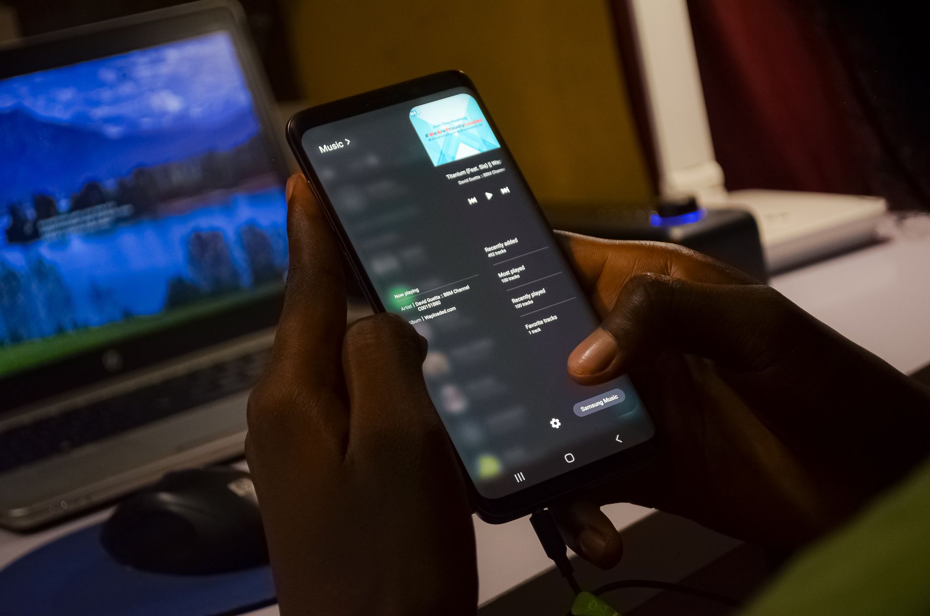 Retrouver une chanson avec Google grâce à quelques paroles — personne utilisant une application musicale