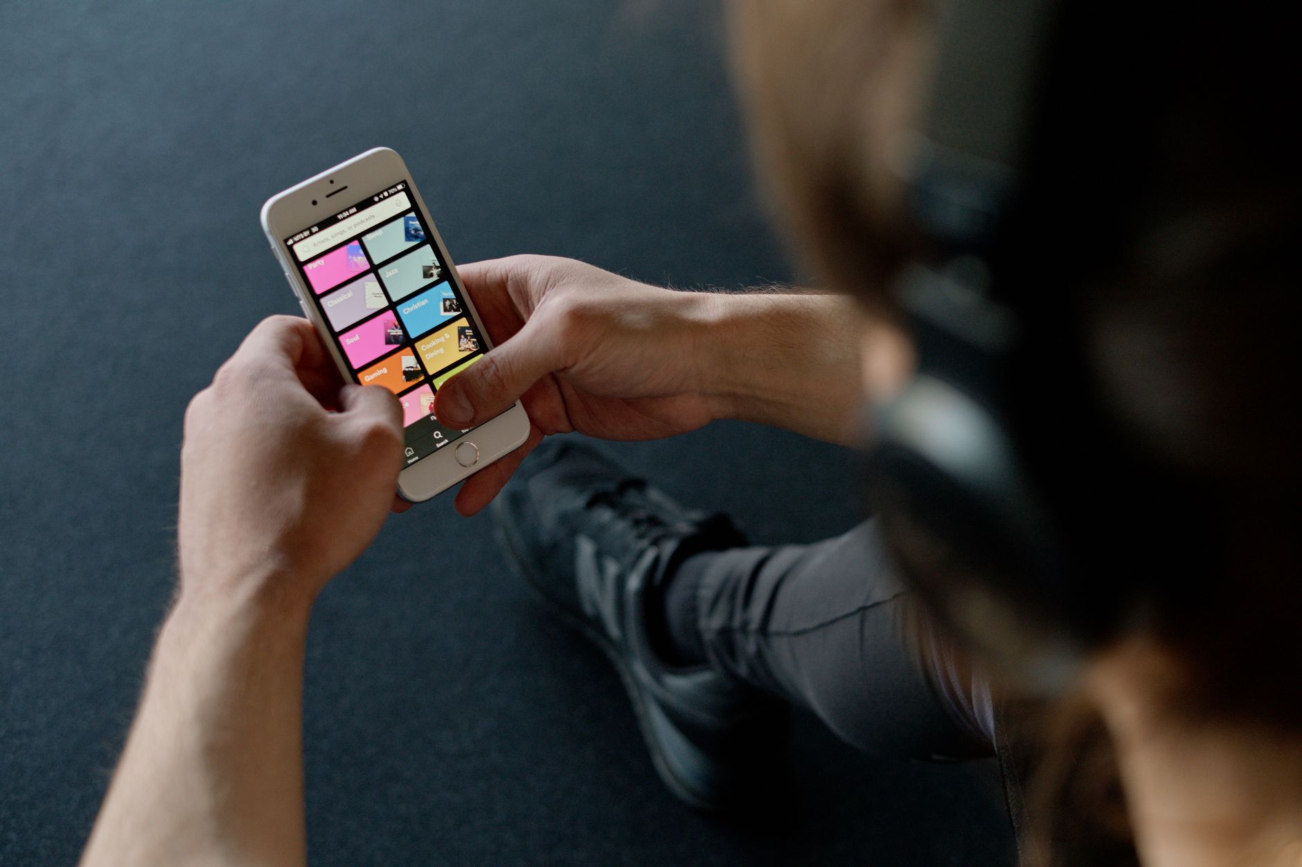 Retrouver une chanson avec quelques — personne utilisant une application musicale